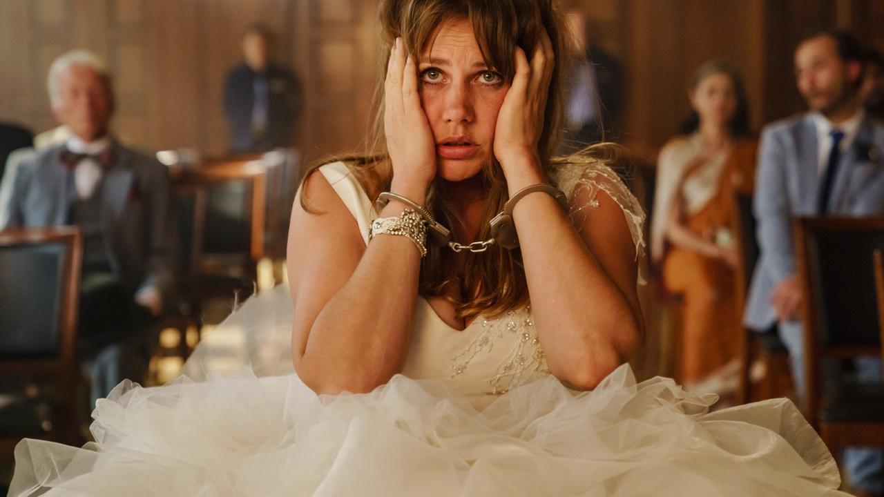 Lolle (Felicitas Woll) im Brautkleid im Gerichtssaal Lolle (Felicitas Woll) im Brautkleid im Gerichtssaal