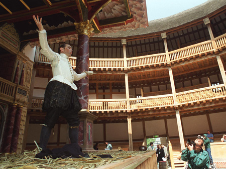 Szene aus "Henry V." von William Shakespeare im Globe Theatre London Szene aus "Henry V." von William Shakespeare im Globe Theatre London