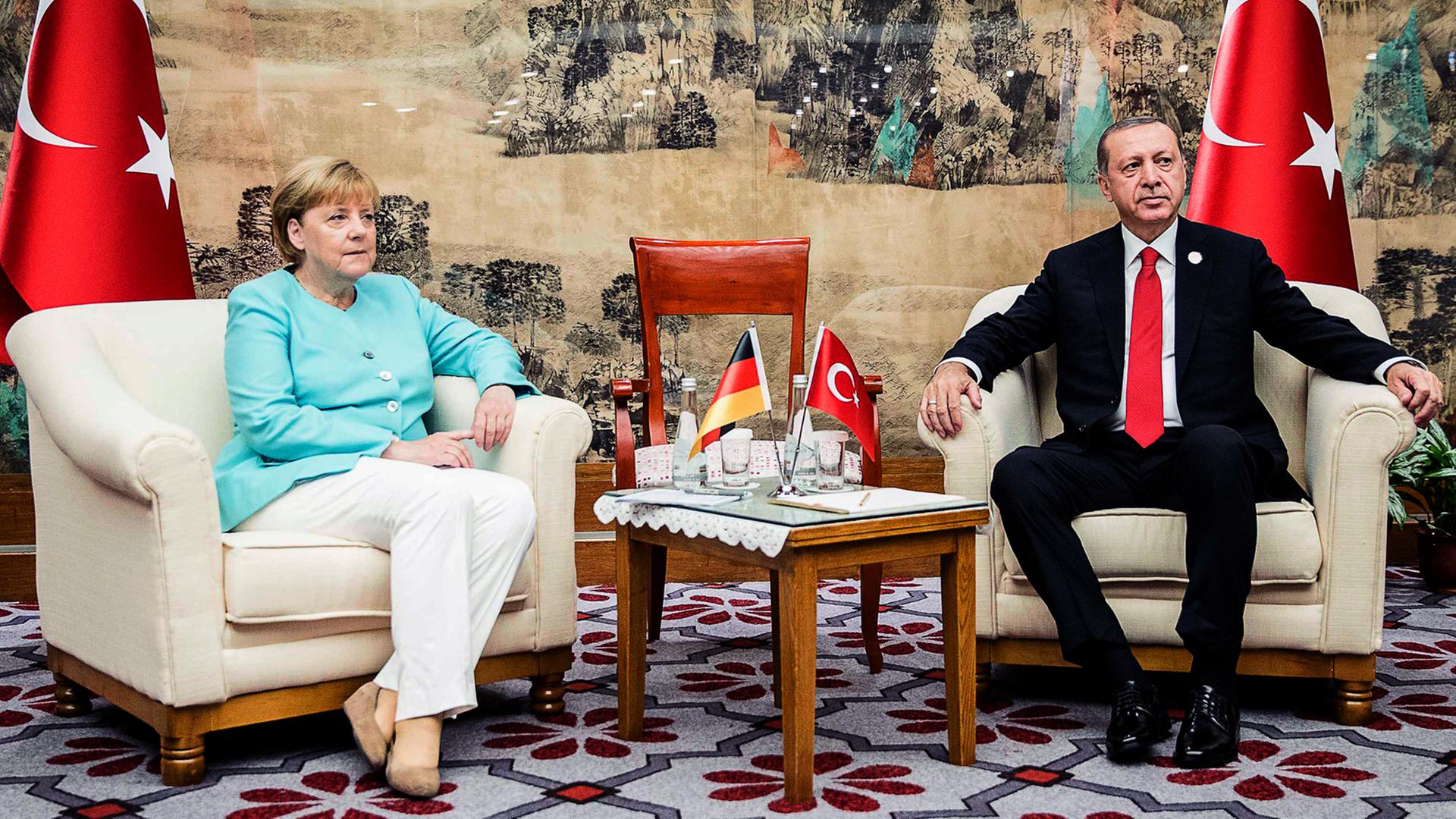 Bundeskanzlerin Angela Merkel traf am 04.09.2016 den türkischen Präsidenten Recep Tayyip Erdogan zu einem bilateralen Gespräch kurz vor dem offiziellen Beginn des G20-Treffens. Bundeskanzlerin Angela Merkel traf am 04.09.2016 den türkischen Präsidenten Recep Tayyip Erdogan zu einem bilateralen Gespräch kurz vor dem offiziellen Beginn des G20-Treffens.