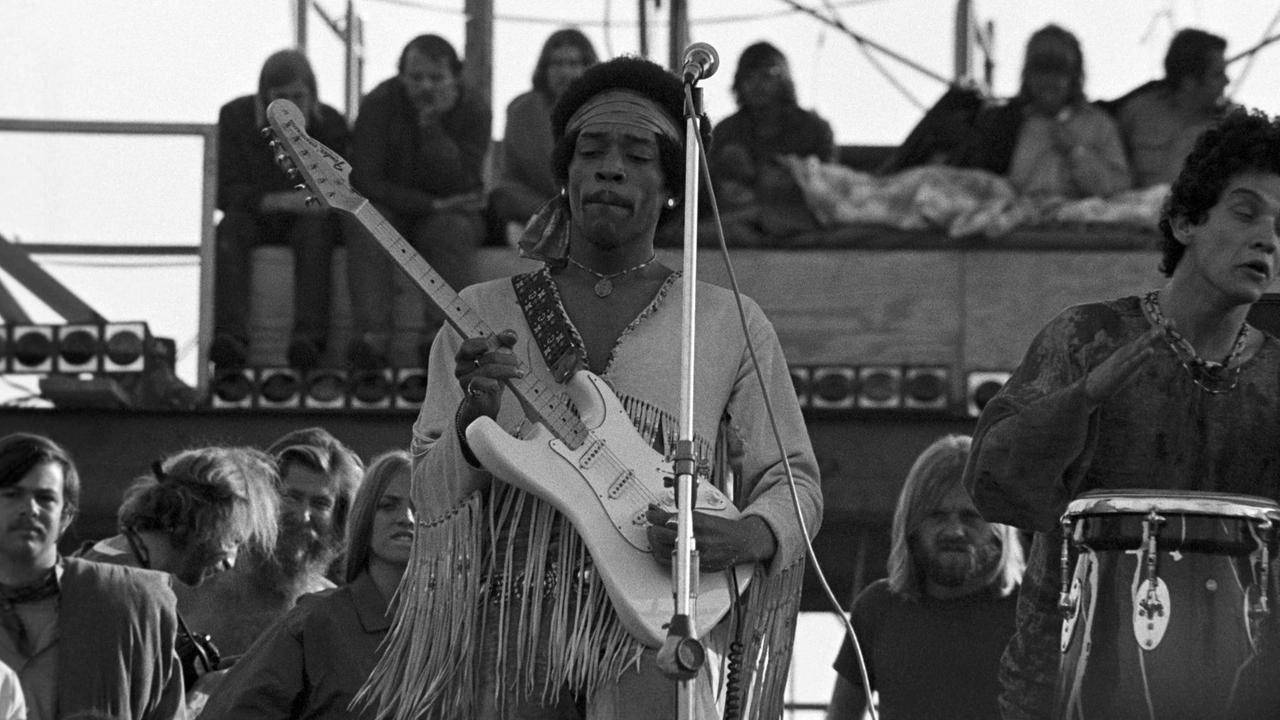 Jimi Hendrix bei seinem zweistündigen Auftritt auf dem Woodstock-Festival am 18. August 1969
Jimi Hendrix bei seinem zweistündigen Auftritt auf dem Woodstock-Festival am 18. August 1969
