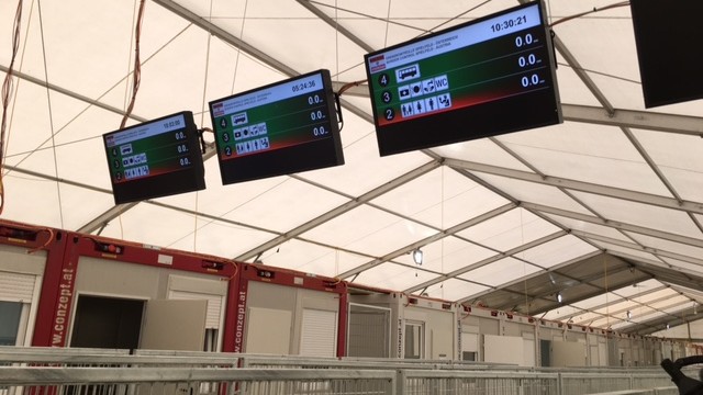 In Spielfeld an der österreichisch-slowenischen Grenze werden Flüchtlinge in Containern befragt. In Spielfeld an der österreichisch-slowenischen Grenze werden Flüchtlinge in Containern befragt.