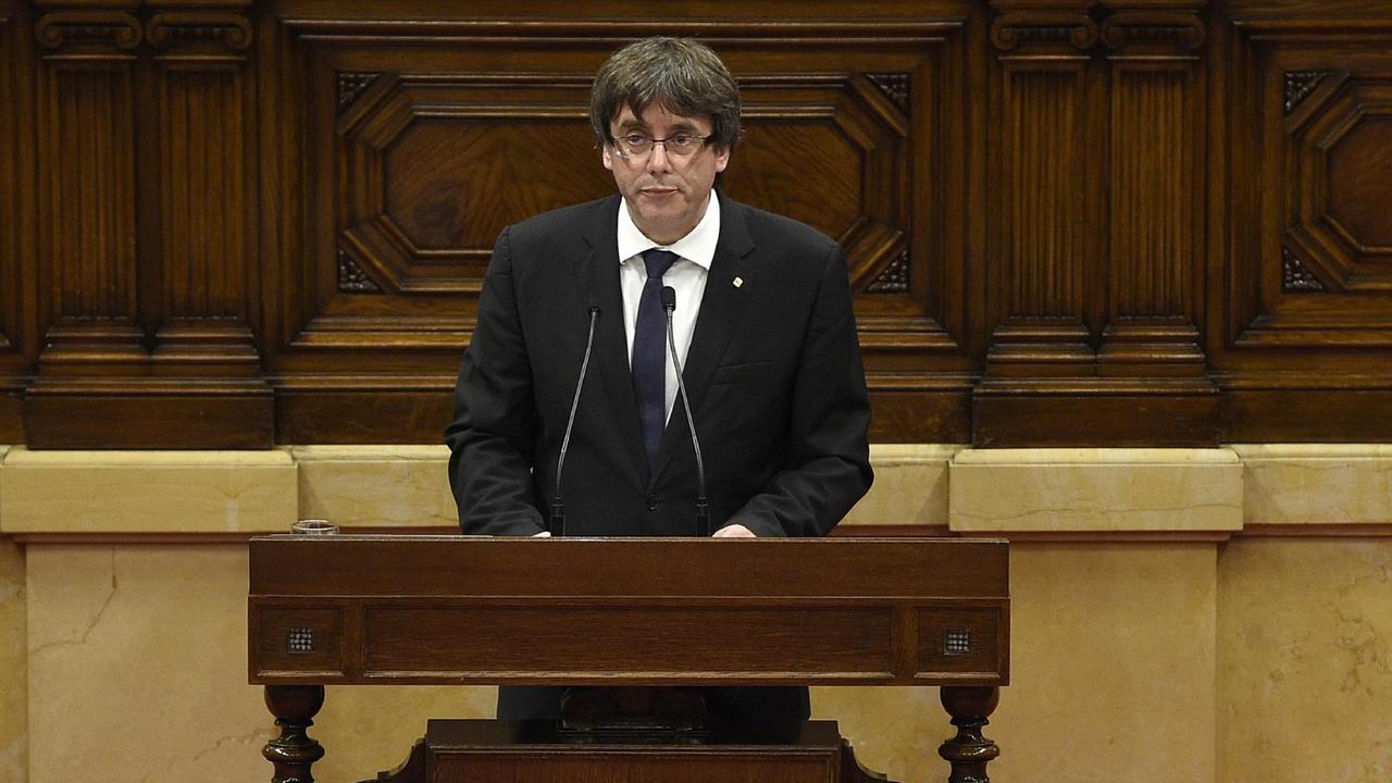 Der katalanische Regierungschef Carles Puigdemont steht am Rednerpult im Regionalparlament in Barcelona Der katalanische Regierungschef Carles Puigdemont steht am Rednerpult im Regionalparlament in Barcelona