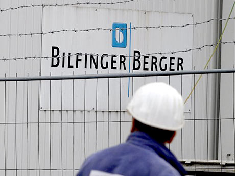 Blick auf das Firmenlogo der Baufirma Bilfinger Berger an der U-Bahn-Baustelle der Kölner Verkehrsbetriebe (KVB) am Heumarkt in Köln.