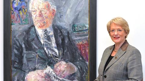 Eske Nannen, Geschäftsführerin der Kunsthalle Emden, neben einem Porträt ihres verstorbenen Mannes Henri Nannen.