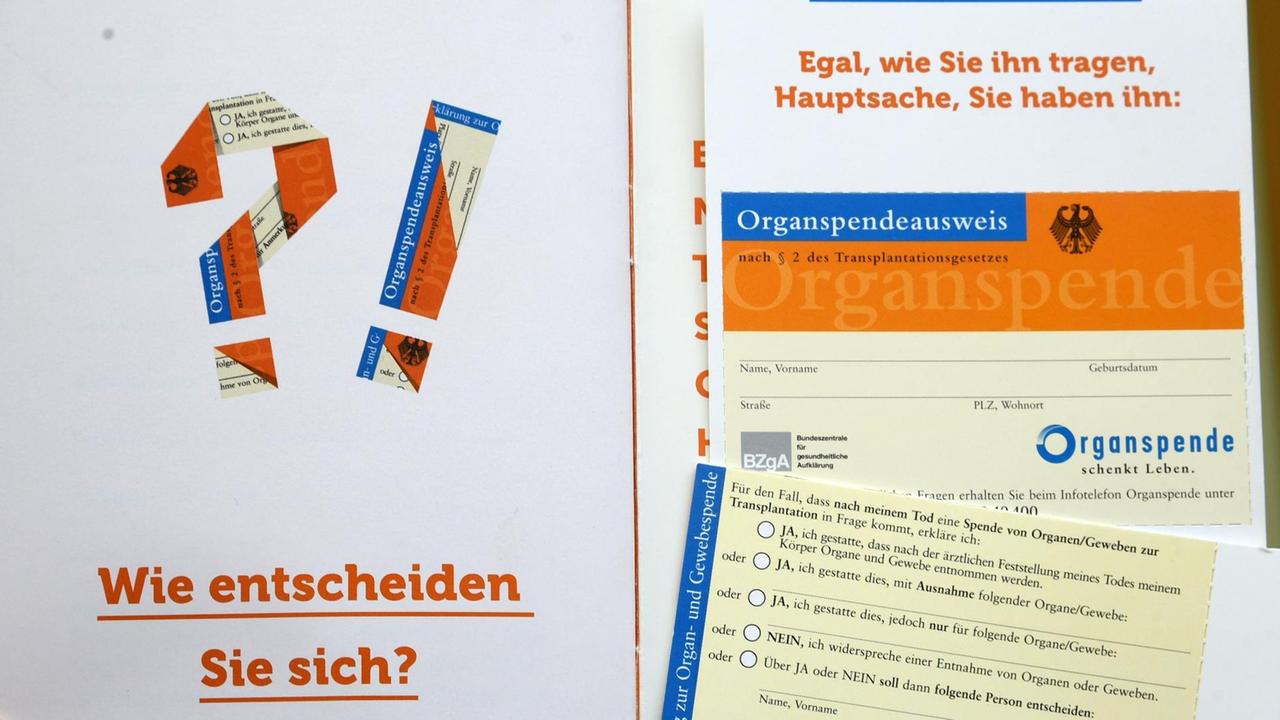 Ein Mann hält einen Organspendeausweis mit Informationen der Bundeszentrale für gesundheitliche Aufklärung in den Händen Ein Mann hält einen Organspendeausweis mit Informationen der Bundeszentrale für gesundheitliche Aufklärung in den Händen