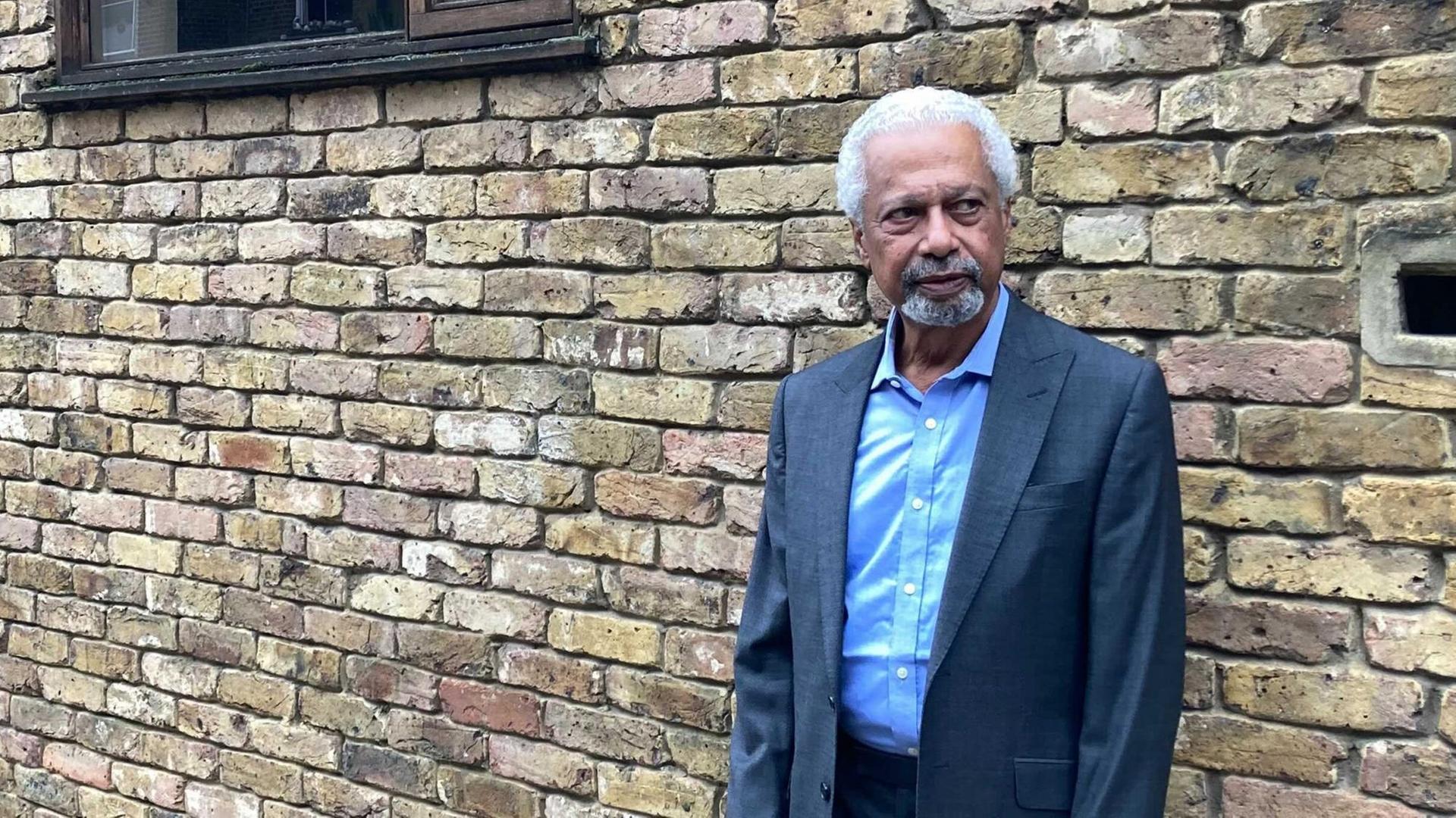 Der Schriftsteller Abdulrazak Gurnah steht vor einer Wand aus Backsteinen. Der Schriftsteller Abdulrazak Gurnah steht vor einer Wand aus Backsteinen.