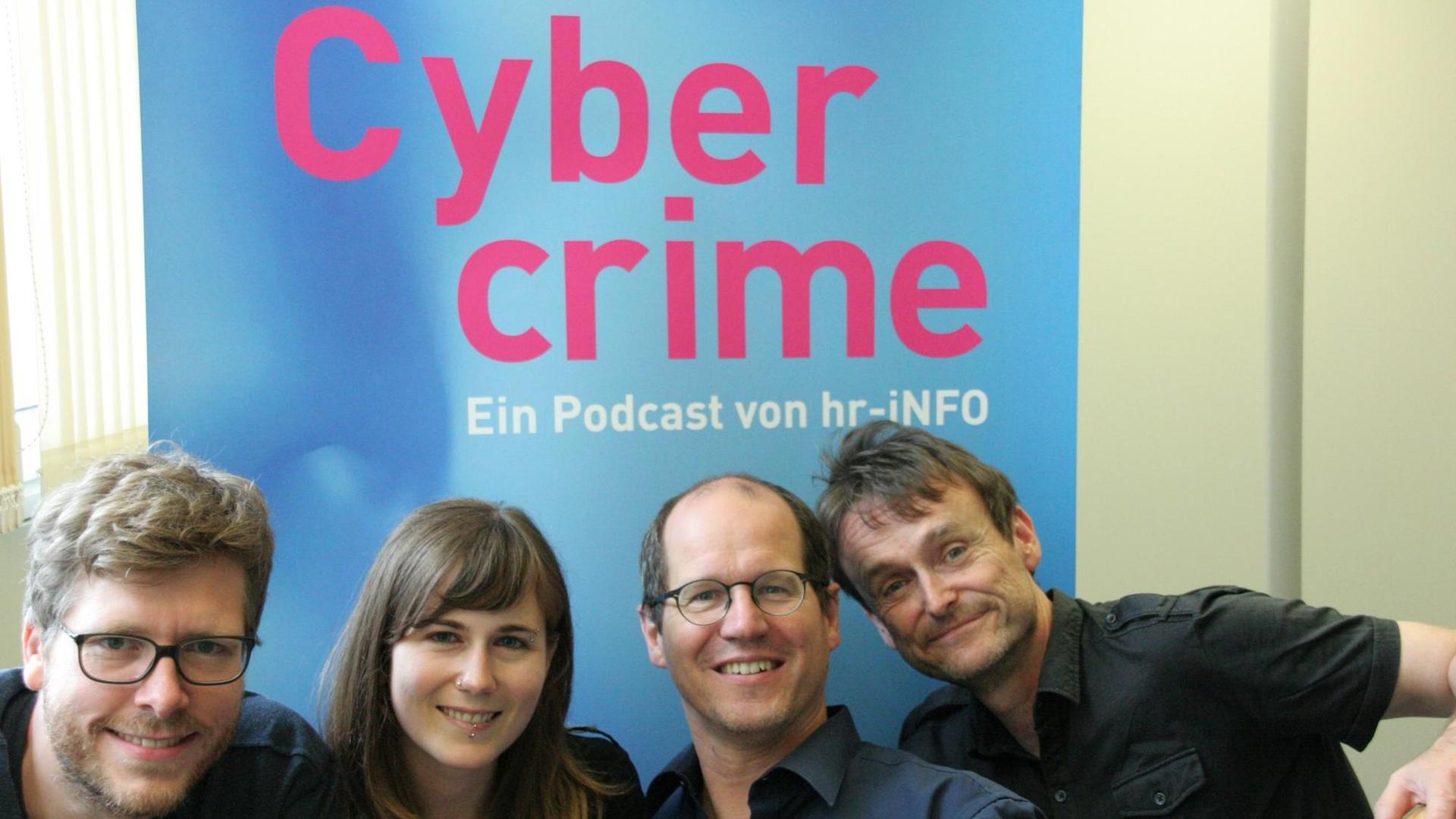 Die Redaktion von Cybercrime, einem Podcast von hr-info, vor dem Logo der Sendung. Henning Steiner (2.v.r) und Oliver Günther (ganz r.) sind die beiden Redakteure des Podcasts. Die Redaktion von Cybercrime, einem Podcast von hr-info, vor dem Logo der Sendung. Henning Steiner (2.v.r) und Oliver Günther (ganz r.) sind die beiden Redakteure des Podcasts.