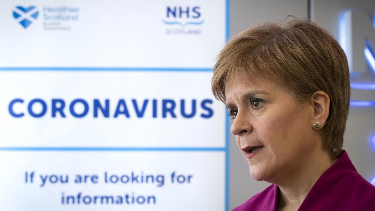 Die schottische Regierungschefin Nicola Sturgeon spricht am 4. März 2020, während eines Besuchs des NHS-24-Kontaktzentrums im Golden Jubilee National Hospital, in Glasgow zu den MitarbeiterInnen.
Die schottische Regierungschefin Nicola Sturgeon spricht am 4. März 2020, während eines Besuchs des NHS-24-Kontaktzentrums im Golden Jubilee National Hospital, in Glasgow zu den MitarbeiterInnen.