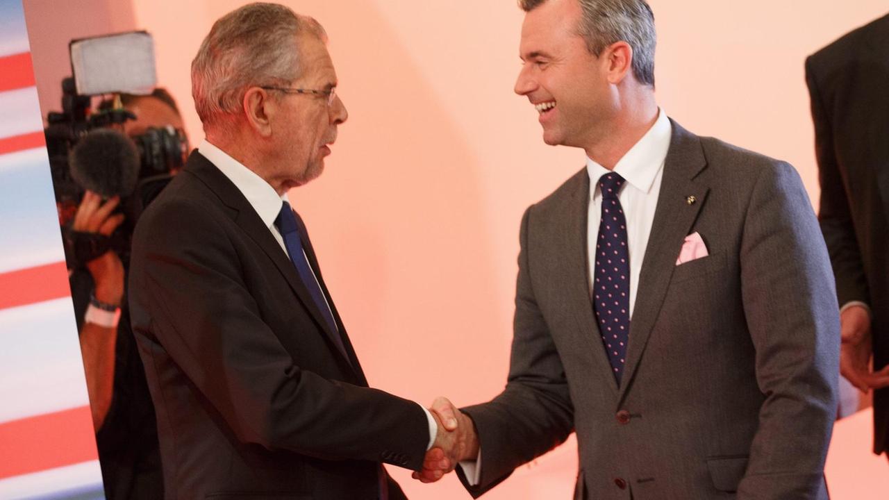 Norbert Hofer (FPÖ) schüttelt die Hand seines Kontrahenten, dem unabhängigen Kandidaten Alexander Van der Bellen, früher Chef der Grünen. Norbert Hofer (FPÖ) schüttelt die Hand seines Kontrahenten, dem unabhängigen Kandidaten Alexander Van der Bellen, früher Chef der Grünen.