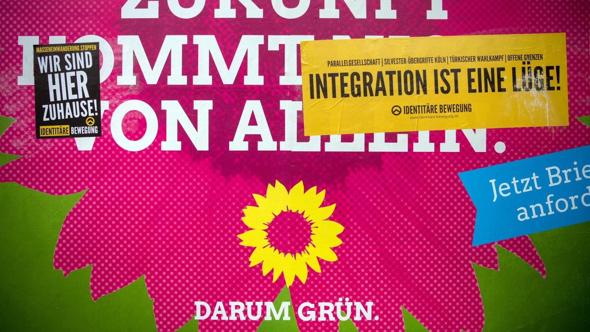Aufkleber der rechten Identitären Bewegung kleben auf Wahlplakaten der Partei "Bündnis 90/Die Grünen". Aufkleber der rechten Identitären Bewegung kleben auf Wahlplakaten der Partei "Bündnis 90/Die Grünen".