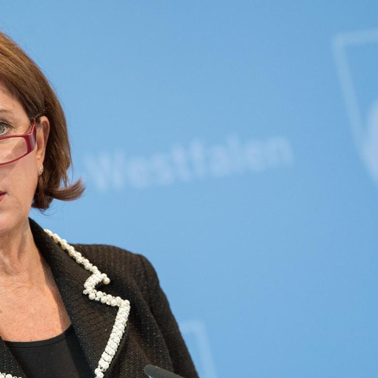 Die nordrhein-westfälische Schulministerin Yvonne Gebauer (FDP) beantwortet die Fragen von Journalisten.