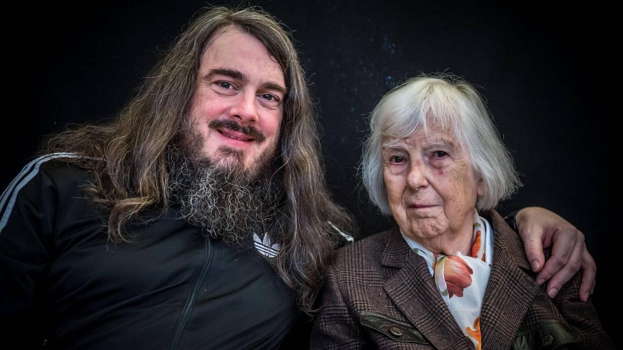 Der Künstler Jonathan Meese mit seiner Mutter Brigitte Meese Der Künstler Jonathan Meese mit seiner Mutter Brigitte Meese