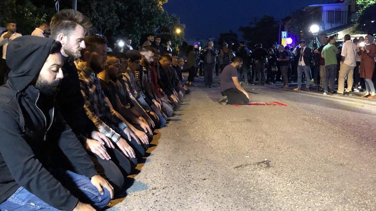 Palästinenser beten in Sheik Jarrah, rechts sind Teile von Häusern der israelischen Siedlern zu sehen. Palästinenser beten in Sheik Jarrah, rechts sind Teile von Häusern der israelischen Siedlern zu sehen.