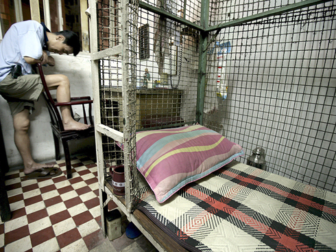 Ein Cage Home-Bewohner in Hongkong