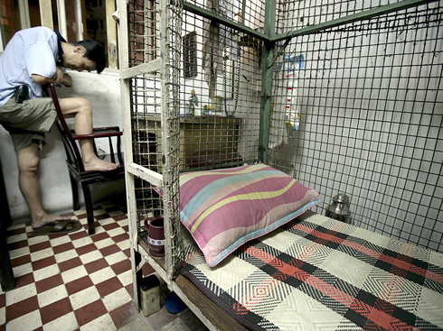 Ein Cage Home-Bewohner in Hongkong Ein Cage Home-Bewohner in Hongkong