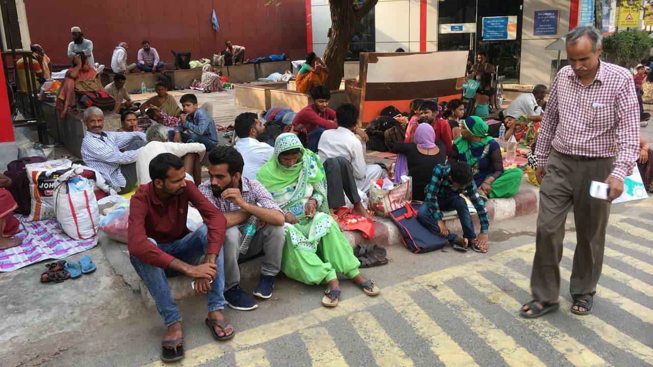 Patienten warten vor dem "All India Institute of Medical Sciences", kurz AIIMS, auf eine Behandlung