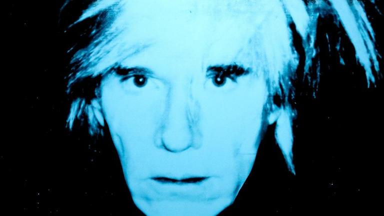 Das Bild zeigt eines von Warhols "Self Portraits", ein stlisiertes Selbstbildnis in blau, in der Sammlung Brandhorst in München Das Bild zeigt eines von Warhols "Self Portraits", ein stlisiertes Selbstbildnis in blau, in der Sammlung Brandhorst in München