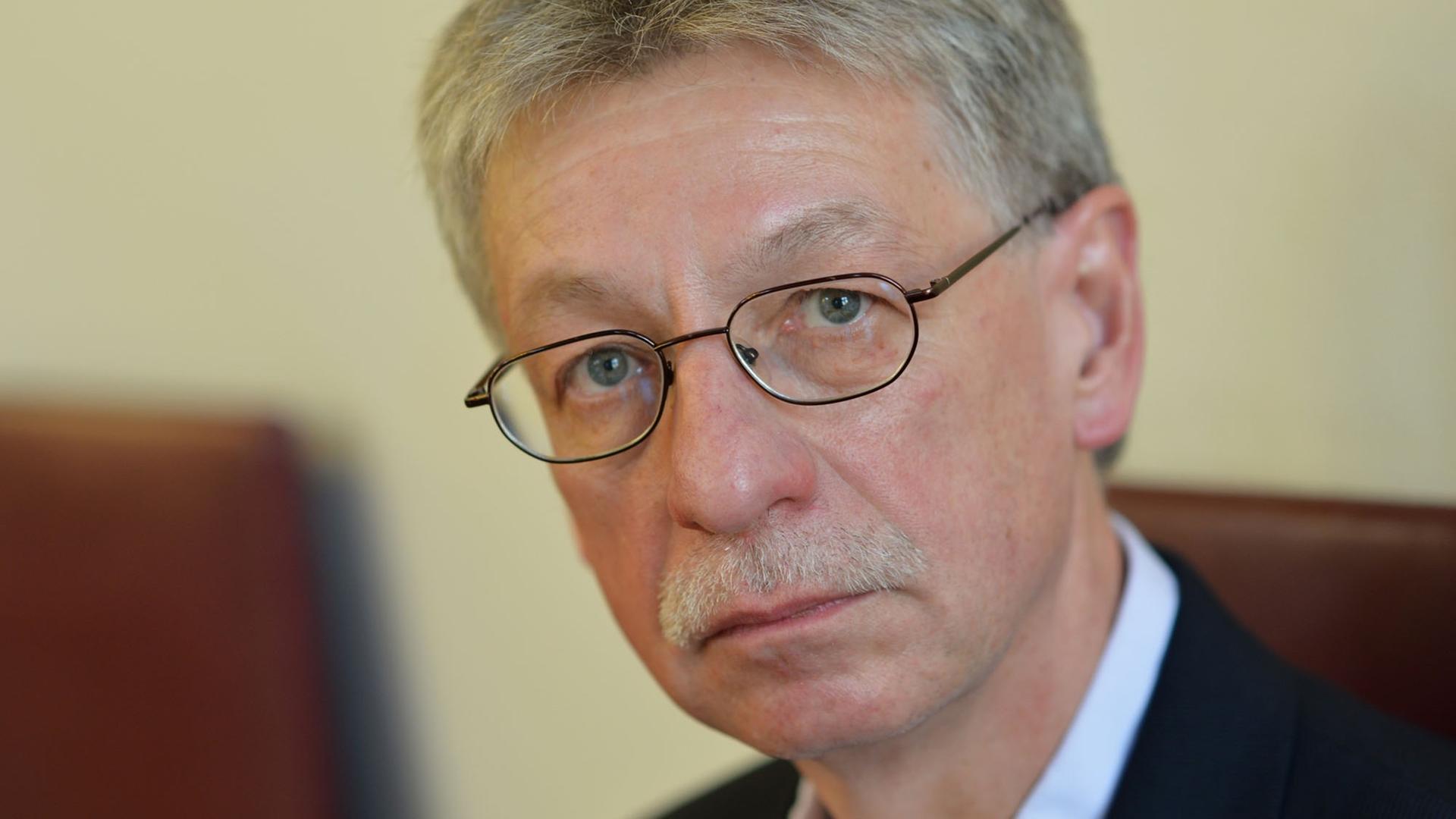 Der Autor Reinhard Jirgl blickt am 07.10.2013 am Rande der Verleihung des Deutschen Buchpreises 2013 im Rathaus Römer in Frankfurt am Main (Hessen) in die Kamera. Der Preis für die beste literarische Neuerscheinung des Jahres ist mit insgesamt 37 500 Euro dotiert. Der Autor Reinhard Jirgl blickt am 07.10.2013 am Rande der Verleihung des Deutschen Buchpreises 2013 im Rathaus Römer in Frankfurt am Main (Hessen) in die Kamera. Der Preis für die beste literarische Neuerscheinung des Jahres ist mit insgesamt 37 500 Euro dotiert.