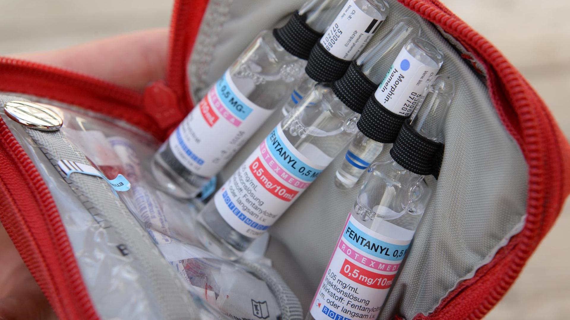 Drei Flaschen Fentanyl in einem Notfall-Paket Drei Flaschen Fentanyl in einem Notfall-Paket