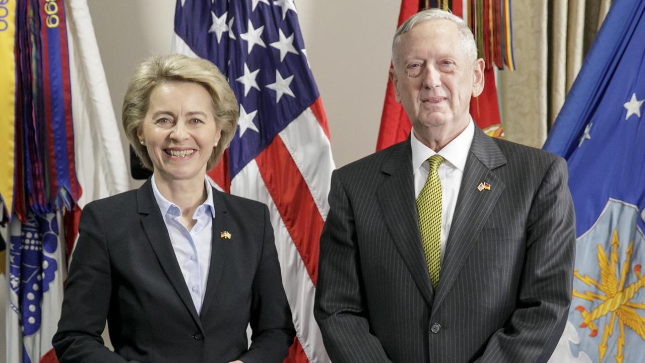 Von der Leyen und Mattis stehen nebeneinander vor der Flagge der USA. Von der Leyen und Mattis stehen nebeneinander vor der Flagge der USA.