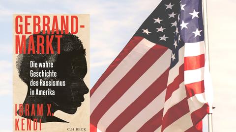 Cover des Buches: "Gebrandmarkt. Die wahre Geschichte des Rassismus in den USA", im Hintergrund die US-amerikanische Flagge