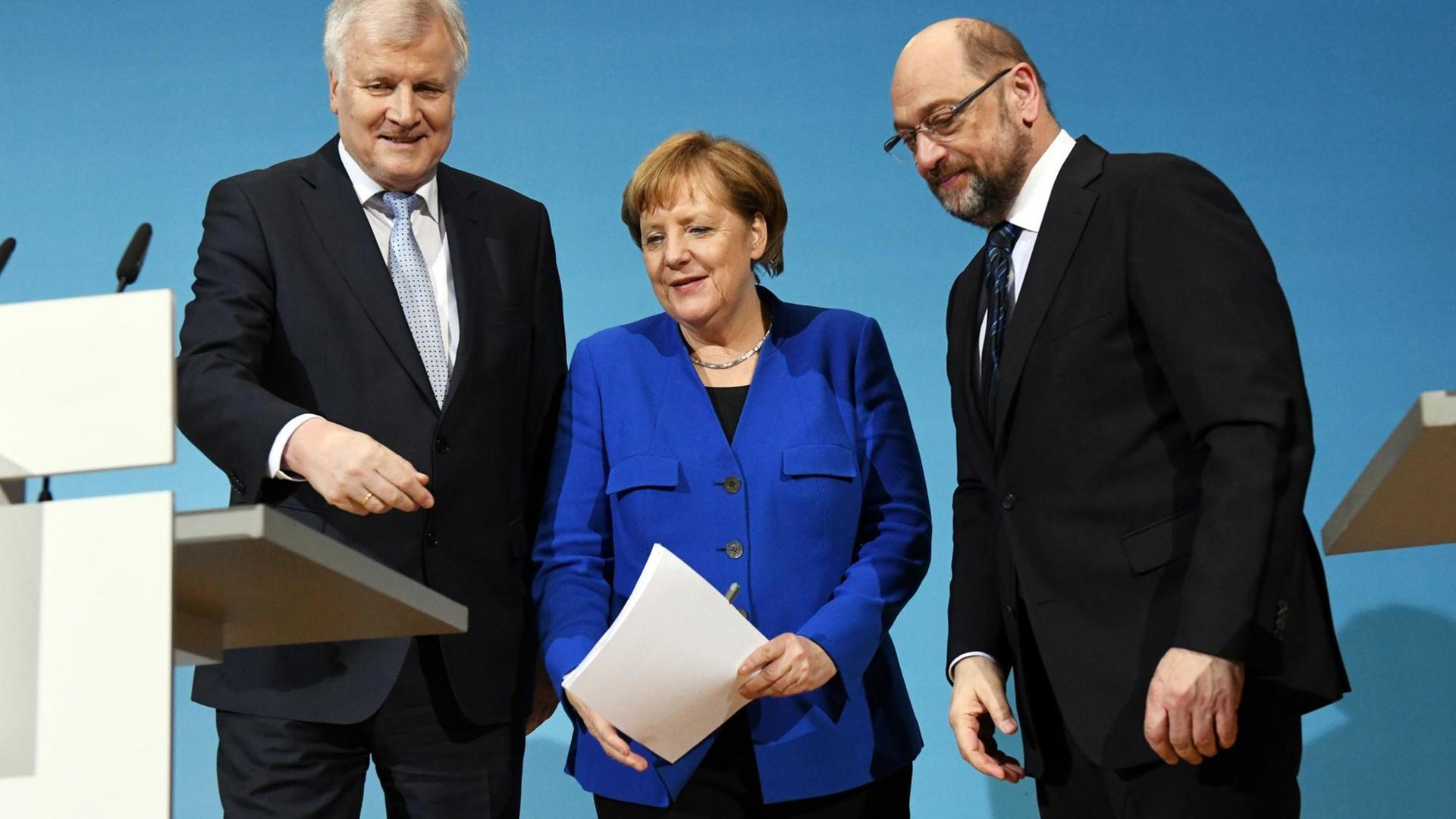 Der CSU-Vorsitzenden Horst Seehofer (l), der SPD-Parteivorsitzende Martin Schulz (r) und Bundeskanzlerin Angela Merkel (CDU) nehmen am 12.01.2018 im Willy-Brandt-Haus in Berlin an einer Pressekonferenz teil. Der CSU-Vorsitzenden Horst Seehofer (l), der SPD-Parteivorsitzende Martin Schulz (r) und Bundeskanzlerin Angela Merkel (CDU) nehmen am 12.01.2018 im Willy-Brandt-Haus in Berlin an einer Pressekonferenz teil.
