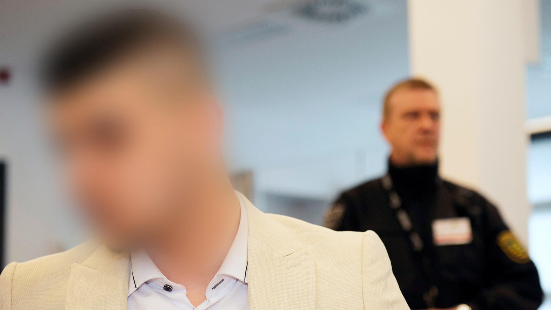 Der Angeklagte Alaa S. (l.), der im Verdacht steht, an der tödlichen Messerattacke gegen Daniel H. in Chemnitz beteiligt gewesen zu sein, kommt zum Prozess des Landgerichtes Chemnitz in ein Gebäude des Oberlandesgerichtes Dresden. Dem Asylbewerber Alaa S. wird vorgeworfen, gemeinsam mit einem flüchtigen Iraker am Rande des Stadtfestes im August 2018 in Chemnitz den Deutschen erstochen zu haben. Der Angeklagte Alaa S. (l.), der im Verdacht steht, an der tödlichen Messerattacke gegen Daniel H. in Chemnitz beteiligt gewesen zu sein, kommt zum Prozess des Landgerichtes Chemnitz in ein Gebäude des Oberlandesgerichtes Dresden. Dem Asylbewerber Alaa S. wird vorgeworfen, gemeinsam mit einem flüchtigen Iraker am Rande des Stadtfestes im August 2018 in Chemnitz den Deutschen erstochen zu haben.