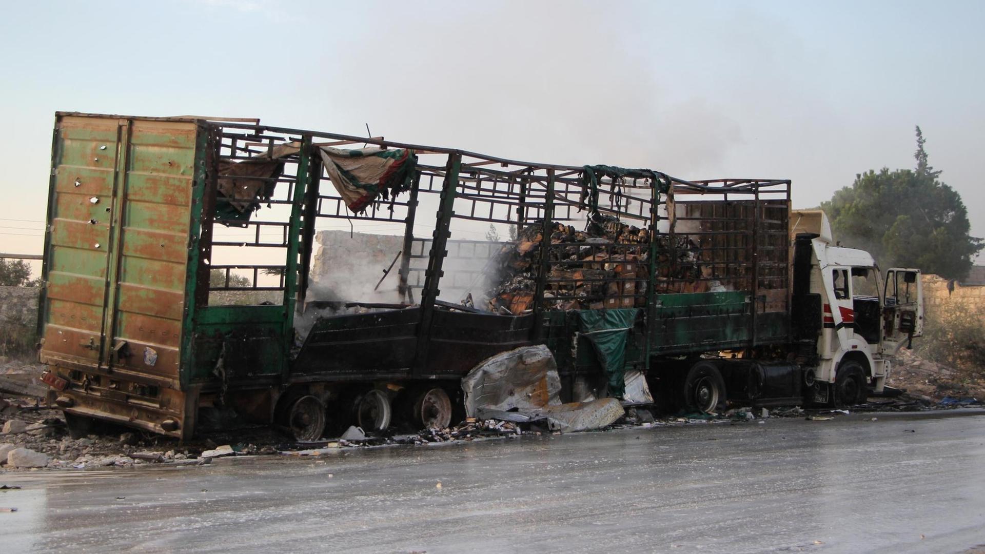 Sie sehen einen der Lastwagen des Hilfskonvois, der aus der Luft angegriffen wurde. Der Lkw ist vollkommen zerstört.