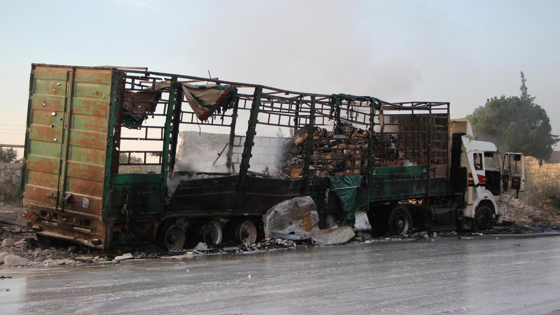 Sie sehen einen der Lastwagen des Hilfskonvois, der aus der Luft angegriffen wurde. Der Lkw ist vollkommen zerstört. Sie sehen einen der Lastwagen des Hilfskonvois, der aus der Luft angegriffen wurde. Der Lkw ist vollkommen zerstört.