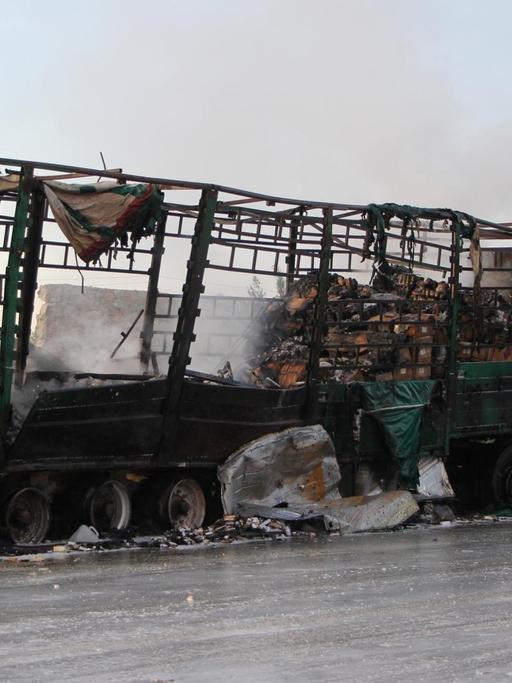 Sie sehen einen der Lastwagen des Hilfskonvois, der aus der Luft angegriffen wurde. Der Lkw ist vollkommen zerstört.
