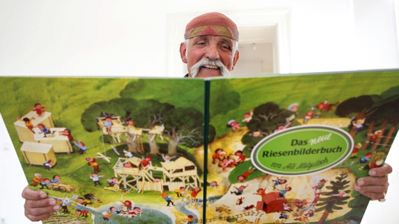 Ali Mitgutsch, aufgenommen am Donnerstag (09.06.2005) im Bilderbuchmuseum in Troisdorf. Generationen von Kindern sind mit den "Wimmelbilderbüchern" von Mitgutsch groß geworden.