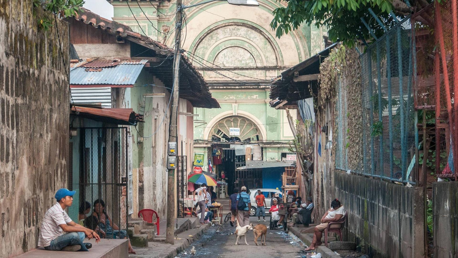 Eine Straße in der Altstadt von Granada, Nicaragua