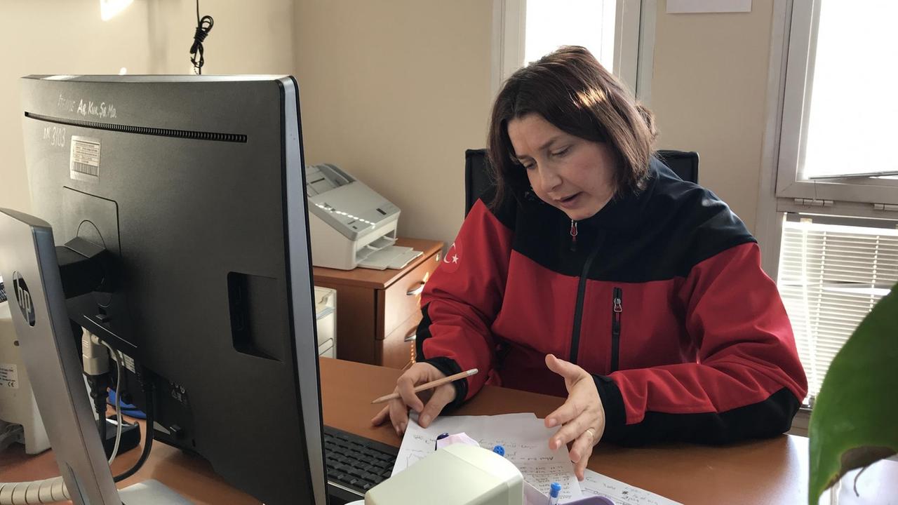 Eine der ersten Frauen im Unternehmen – Feuerwehrfrau Ilknur Uygun in der Zentrale in Izmir. Eine der ersten Frauen im Unternehmen – Feuerwehrfrau Ilknur Uygun in der Zentrale in Izmir.