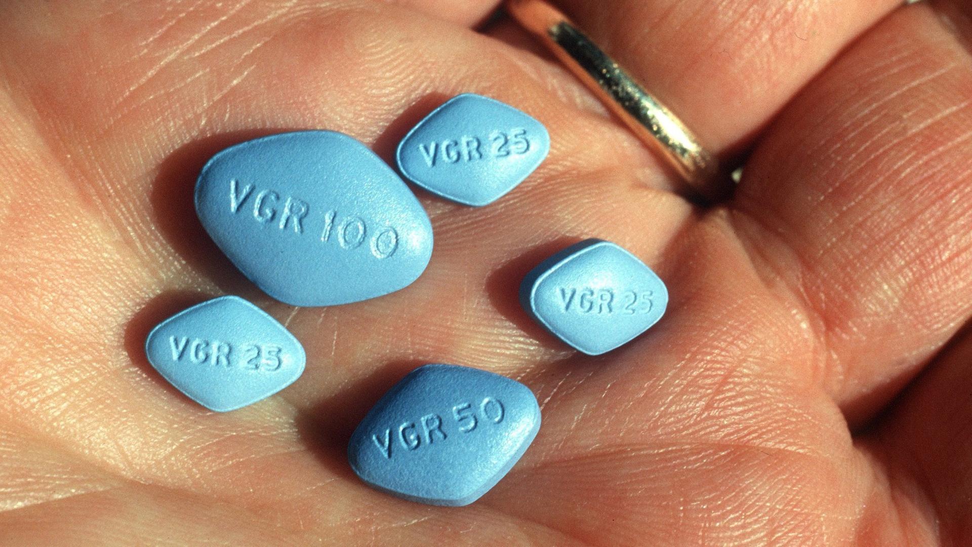 In einer Handfläche liegen Viagra-Tabletten. In einer Handfläche liegen Viagra-Tabletten.