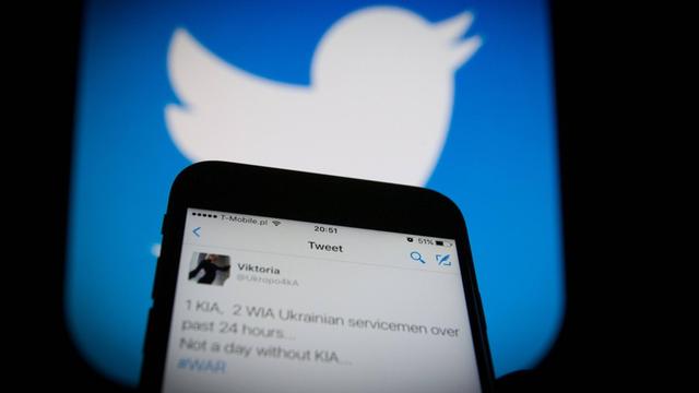 Auf einem Handy-Bildschirm erscheint der Tweet einer Userin, die von Kampfhandlungen in der Ukraine schreibt.