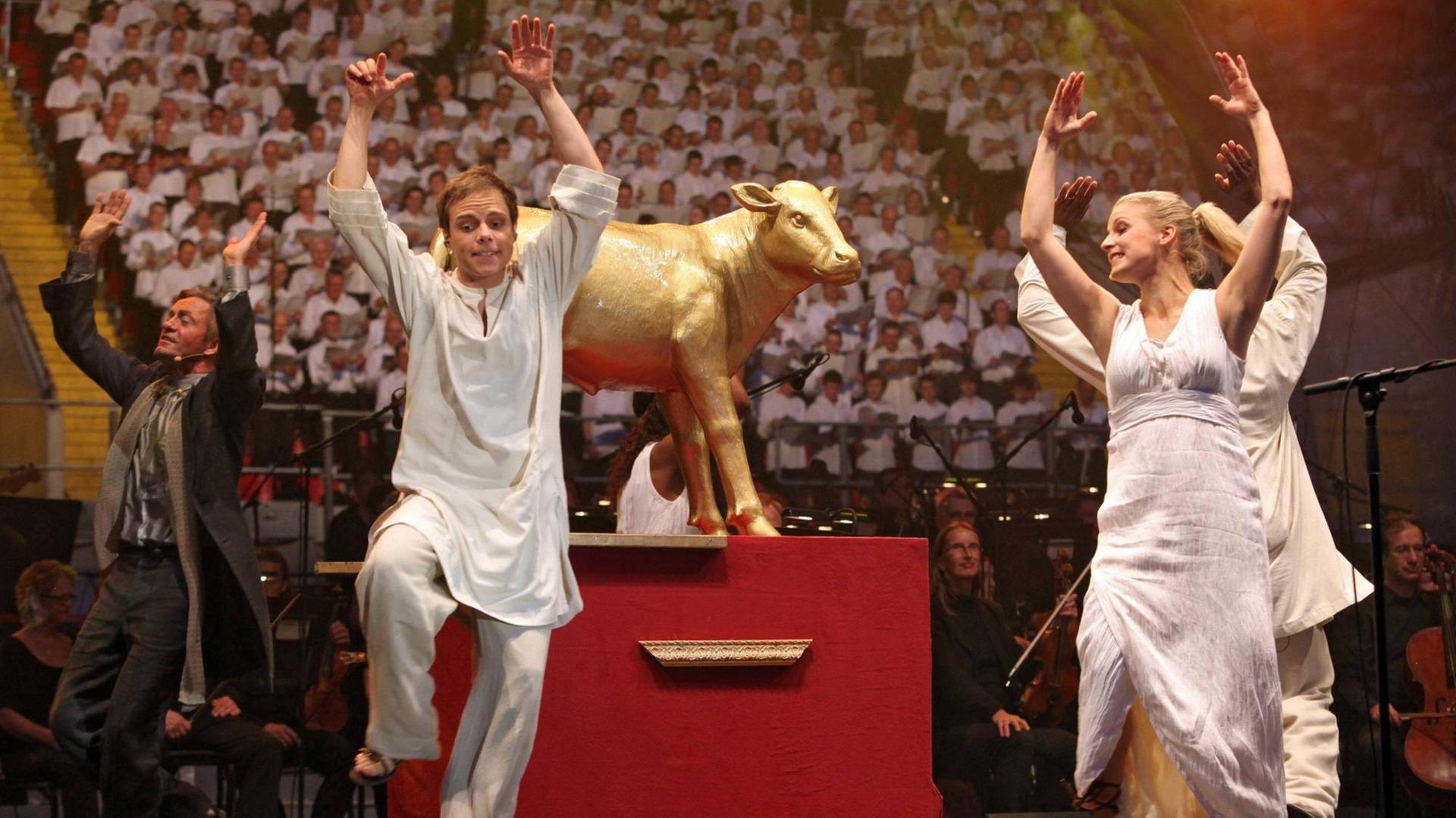 Der Tanz ums goldene Kalb bei einer Musicalaufführung Der Tanz ums goldene Kalb bei einer Musicalaufführung