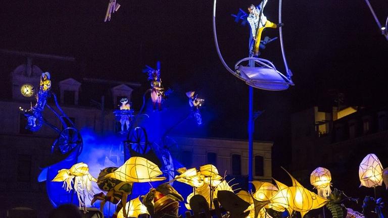 Die französische Performance und Straßentheatergruppe "Transe Express" bei ihrem Auftritt vor der Anna-Amalia-Bibliothek in Weimar am Eröffnungswochenende des Kunstfestes Weimar 2018 - Fliegende Fische und Menschen schweben bunt beleuchtet aúf einer Krankonstruktion über den Zuschauern. Die französische Performance und Straßentheatergruppe "Transe Express" bei ihrem Auftritt vor der Anna-Amalia-Bibliothek in Weimar am Eröffnungswochenende des Kunstfestes Weimar 2018 - Fliegende Fische und Menschen schweben bunt beleuchtet aúf einer Krankonstruktion über den Zuschauern.