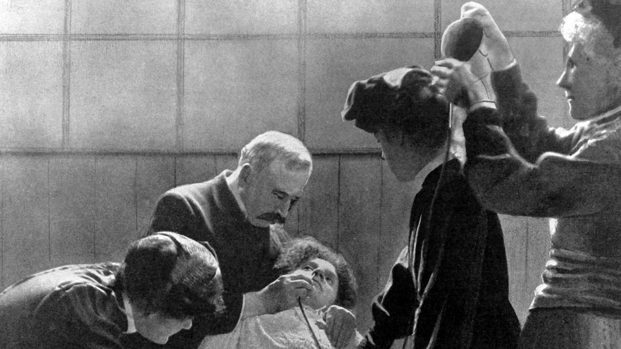 Zwangsernährung einer englischen Suffragette im Gefängnis, Darstellung von 1912. Im selben Jahr wurde auch Ethel Smyth verhaftet