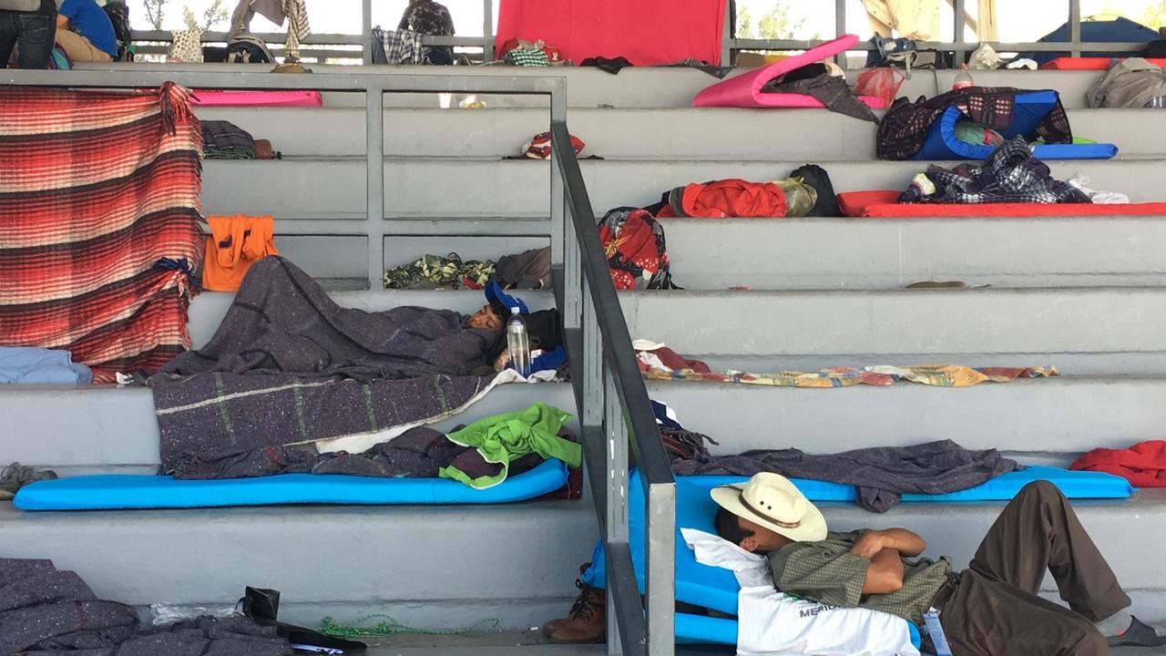 Erschöpft - Schlafen auf der Tribüne im Stadion von Mexiko-Stadt.