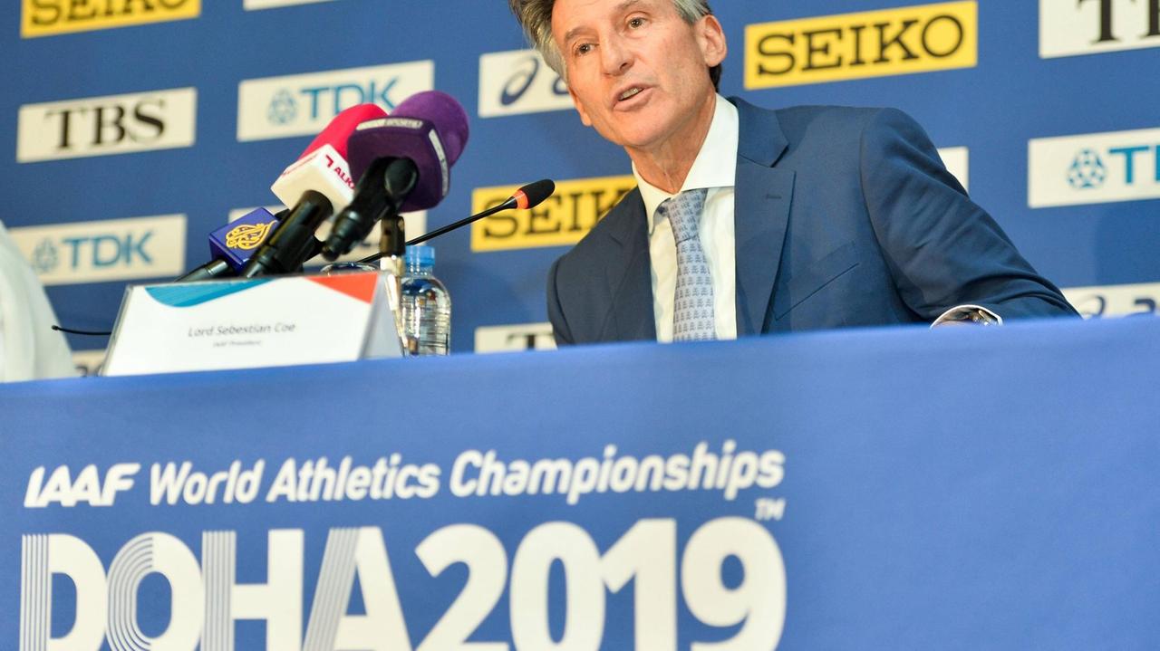 Sebastian Coe bei einer Pressekonferenz zur Leichtathletik-WM 2019 in Doha/Katar Sebastian Coe bei einer Pressekonferenz zur Leichtathletik-WM 2019 in Doha/Katar