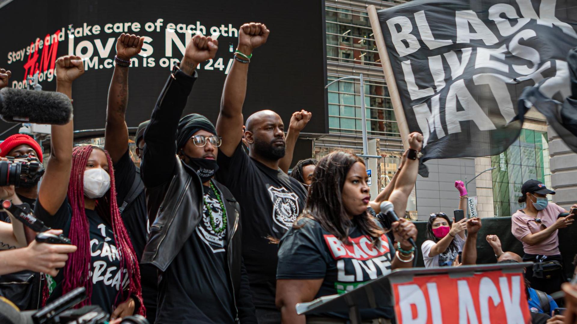 Chivona Renée Newsome, Kongresskandidatin aus der Bronx, bei einer Protestveranstaltung von Black Lives Matter in New York. Chivona Renée Newsome, Kongresskandidatin aus der Bronx, bei einer Protestveranstaltung von Black Lives Matter in New York.