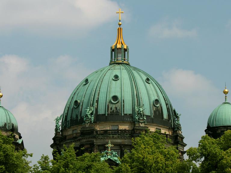 Blick auf die Kuppeln des Berliner Doms