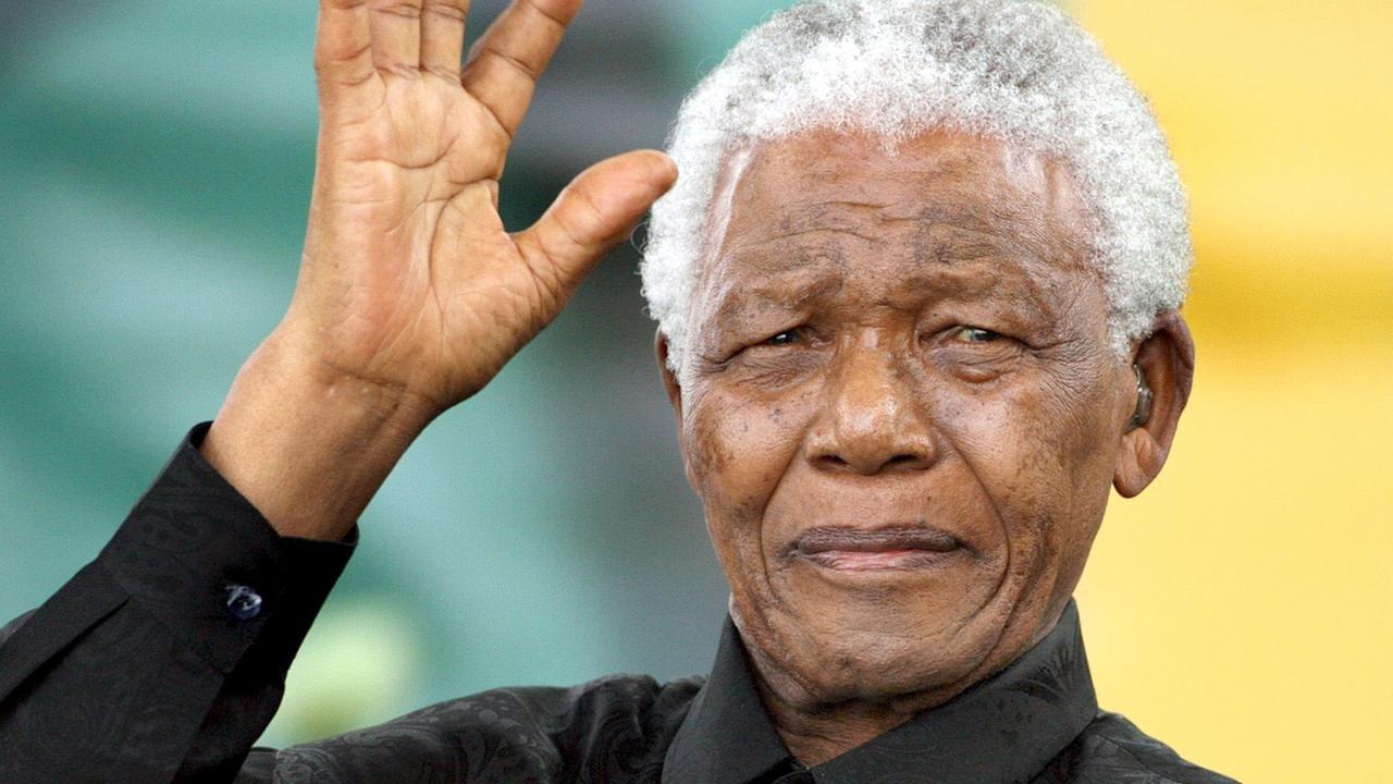 Der ehemalige südafrikanische Präsident und Nobelpreisträger Nelson Mandela bei der Beerdigung des ANC-Mitglieds Adelaide Tambo in Johannesburg, 2007. Der ehemalige südafrikanische Präsident und Nobelpreisträger Nelson Mandela bei der Beerdigung des ANC-Mitglieds Adelaide Tambo in Johannesburg, 2007.