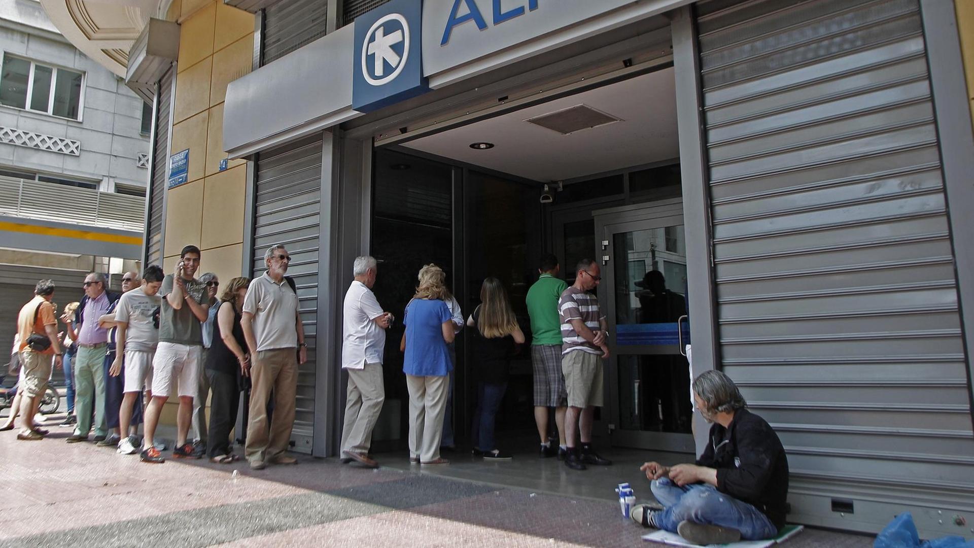 Eine Schlange von Menschen vor einer Bank in Athen. Eine Schlange von Menschen vor einer Bank in Athen.