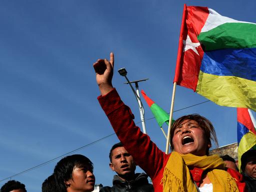 Unterstützer der 30-Parteien-Allianz, angeführt von der Vereinigten Kommunistischen Partei Nepals (Maoisten) rufen Slogans während des Generalstreiks in Kathmandu am 20. Januar 2015.