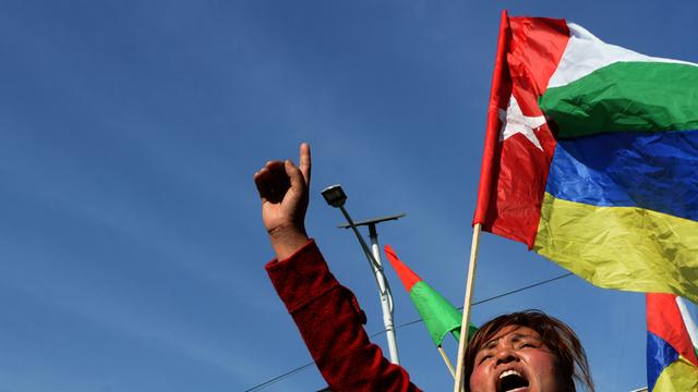 Unterstützer der 30-Parteien-Allianz, angeführt von der Vereinigten Kommunistischen Partei Nepals (Maoisten) rufen Slogans während des Generalstreiks in Kathmandu am 20. Januar 2015.