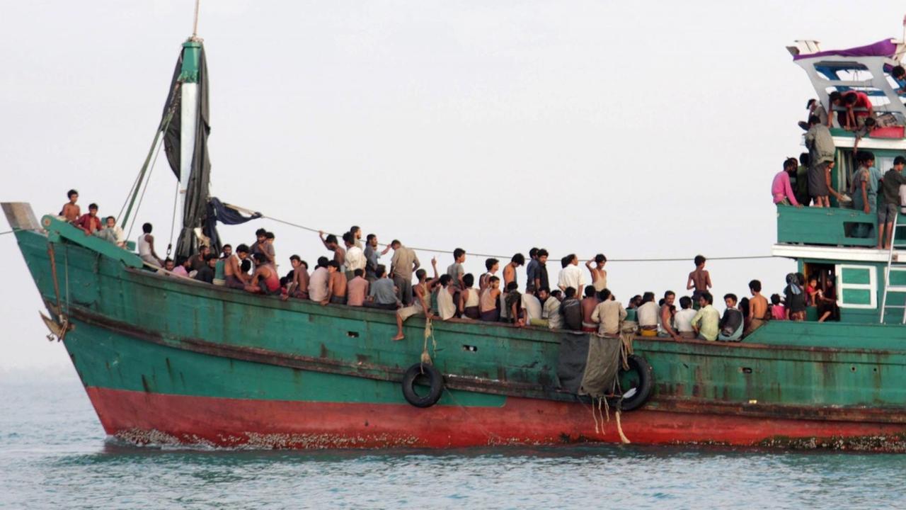 Flüchtlinge in einem überfüllten Boot. Flüchtlinge in einem überfüllten Boot.