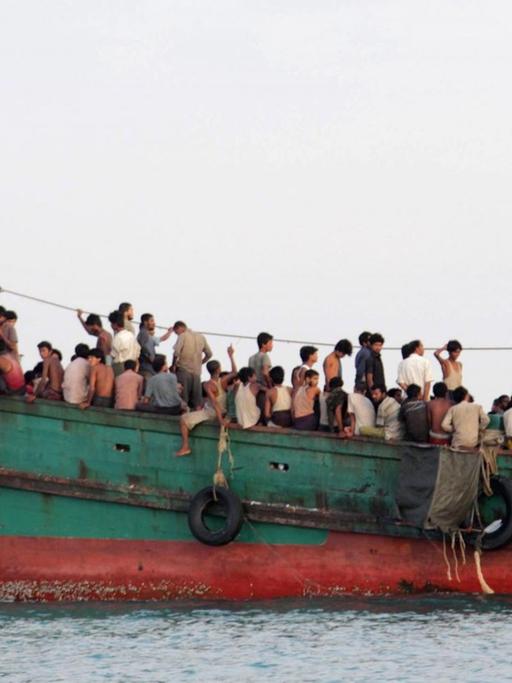 Flüchtlinge in einem überfüllten Boot.