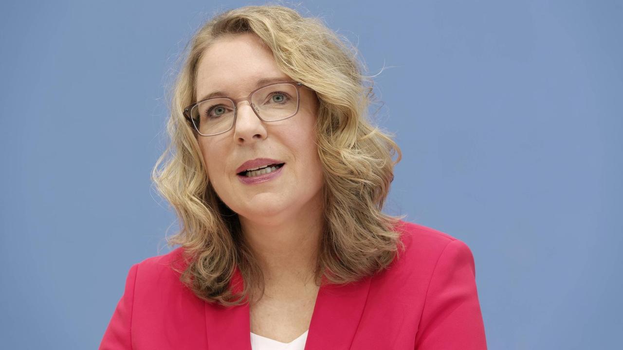 Die Umweltökonomin Claudia Kemfert bei einer Pressekonferenz. Die Umweltökonomin Claudia Kemfert bei einer Pressekonferenz.