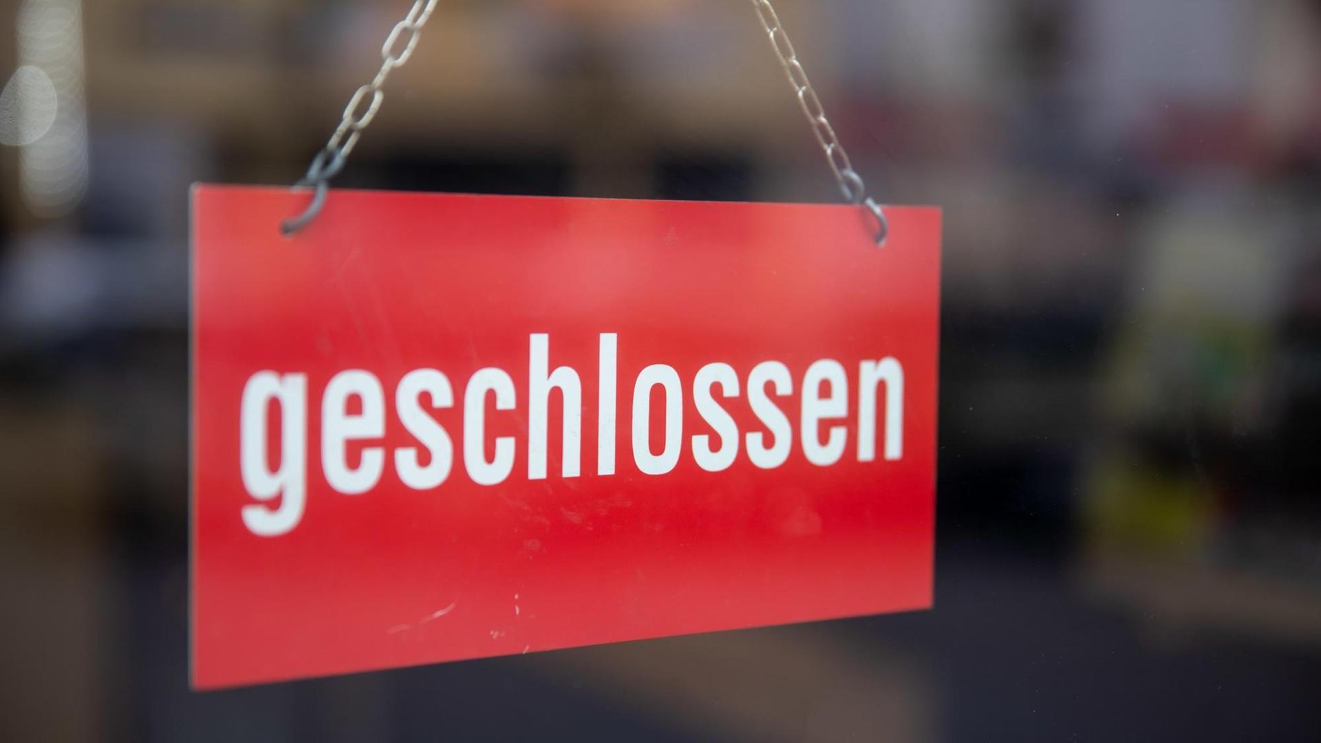"Geschlossen" steht am 17.03.2020 in Nürnberg auf einem Schild an der Tür eines Restaurants. Wegen des Coronavirus dürfen in der Gastronomie in Bayern vom 18. bis 30. März nur noch Speiselokale und Betriebskantinen von 6 bis 15 Uhr geöffnet haben. "Geschlossen" steht am 17.03.2020 in Nürnberg auf einem Schild an der Tür eines Restaurants. Wegen des Coronavirus dürfen in der Gastronomie in Bayern vom 18. bis 30. März nur noch Speiselokale und Betriebskantinen von 6 bis 15 Uhr geöffnet haben.